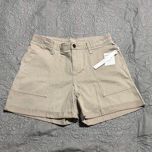 Caslon Women’s Beige Cargo Shorts • NWT • Size 4